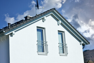 Fassade einer neu gebauten modernen Mehrfamilien-Wohnanlage
