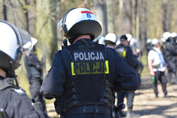 Policjanci prewencji na zabezpieczeniu w stroju ochronnym. 
 - obrazy, fototapety, plakaty
