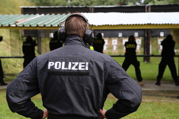 Niemiecki policjant na strzelnicy sportowej.  - obrazy, fototapety, plakaty