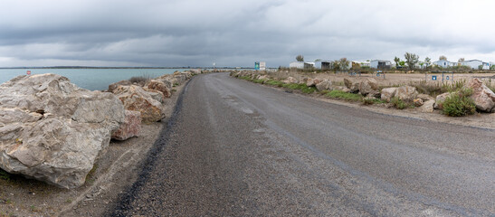 vue panoramique à ras du sol d'une route au bord d'un étang 
