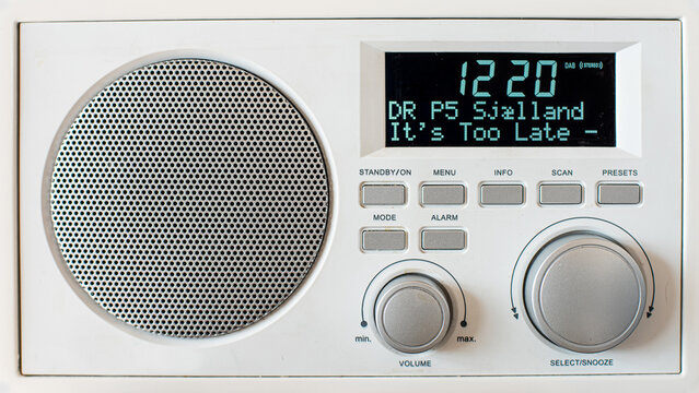 White retro DAB Rradio with DR P5 Sj&aelig;lland on the display