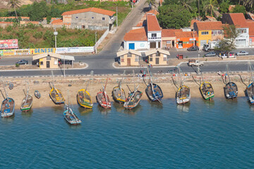 Barcos de pesca de madeira com propulsão à vela encostados em Camocim no Ceará, Nordeste,...