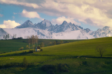 Kapliczka w miejscowości Kacwin na tle Tatr. © Adam Sadlak