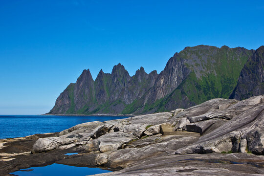 Aussichtspunkt Tungeneset mit Blick  auf das Gebirgsmassiv Oksen auf der Insel Senja in Norwegen