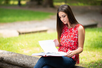 Obraz premium Student reading a book at the park