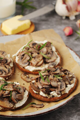 Open sandwiches with grilled mushrooms