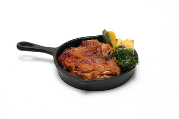 フライパンにのせたチキンステーキ