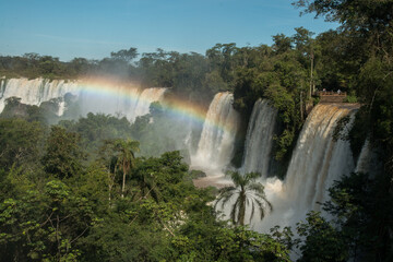 Cachoeiras no Parque Nacional do Iguaçu na Argentina. É considerado uma das 7 maravilhas do mundo e o rio Iguaçu divide Brasil e Argentina. - obrazy, fototapety, plakaty