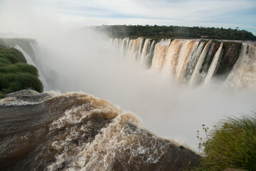 Garganta do Diabo no Parque Nacional do Iguaçu na Argentina. É considerado uma das 7 maravilhas do mundo e o rio Iguaçu divide Brasil e Argentina. - obrazy, fototapety, plakaty