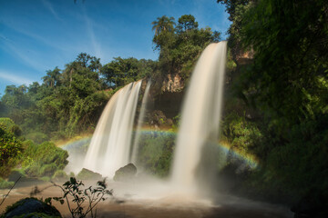 Cachoeiras no Parque Nacional do Iguaçu na Argentina. É considerado uma das 7 maravilhas do mundo e o rio Iguaçu divide Brasil e Argentina. - obrazy, fototapety, plakaty