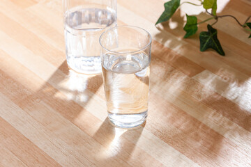 コップの水に朝の光