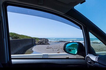 自動車の窓から見える海
