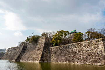 Fototapeta na wymiar 大阪城に残る巨大な石垣