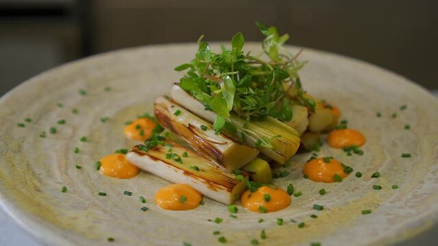 Grilled leeks with sauce and sprouts