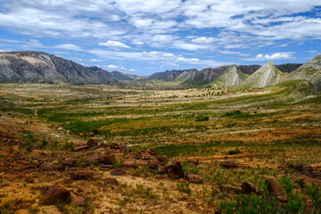 南米ボリビアの秘境、トロトロ渓谷の美しい地形と恐竜の足跡やUmajalanta鍾乳洞 © mizoyoko