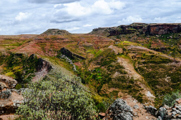 Fototapeta na wymiar 南米ボリビアの秘境、トロトロ渓谷の美しい地形と恐竜の足跡やUmajalanta鍾乳洞