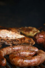 Sabrosa salchicha asada. Parrillada, pollo, chorizo, asado
