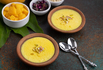 mango-flavored phirni served in earthen plate 