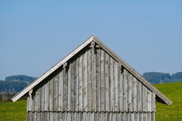 Fototapeta na wymiar Giebelseite einer Holzhütte im Allgäu