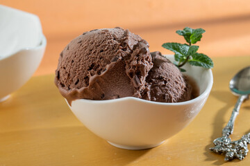 primo piano gelato gusto cioccolato 