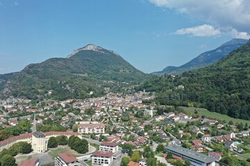 La ville de Voreppe au pied de la Chartreuse dans les Alpes en Is&egrave;re prise par un drone