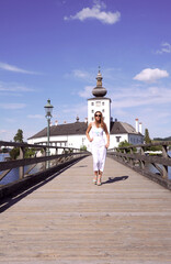 Frau model mit sonnebrille und langen sommerkleid auf seebrücke promenade