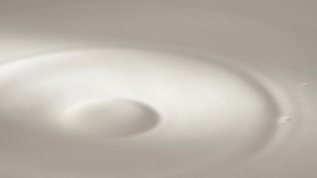 Milch tropft in Milch