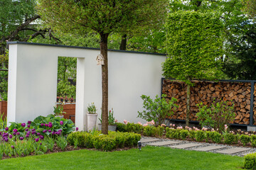 Ściana w nowoczesnym ogrodzie, pomysł na ciekawy stylowy ogród - obrazy, fototapety, plakaty