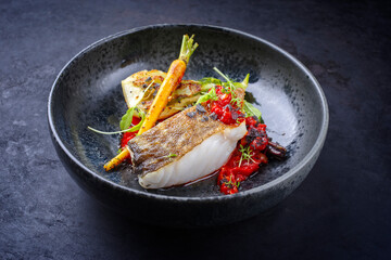 Modern Style traditionell gebratenes Skrei Kabeljau Fisch Filet mit Fenchel und Tomaten Creme...
