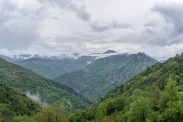 Fototapeta na wymiar Paisaje con nubes entre la montaña 