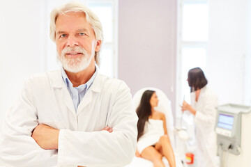 Fototapeta premium Selbstbewusster Facharzt für plastische Chirurgie