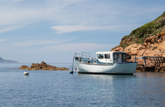 Bateau amarr&eacute; devant le Fort de Girolata (Ghjirulata), en Corse. Photo prise depuis un bateau de tourisme. 
