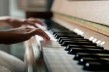 Obraz premium kid hands playing piano 