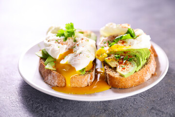 toast with avocado and egg