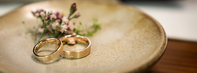 Hochzeitsringe vor der Trauung in einer Schale