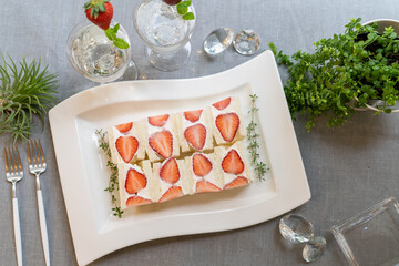 白いお皿に盛り付けられた苺のフルーツサンド