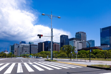 青空の広がる皇居前広場（内堀通り）から、東京駅方向となる丸の内ビル街を見渡す