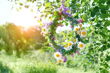 Tuinposter krans van weide bloemen in de tuin. mooi zomerseizoen. Zomerzonnewende dag, midzomer concept. bloemen traditioneel decor. heidense heksentradities, Wicca-symbolen en rituelen © Ju_see