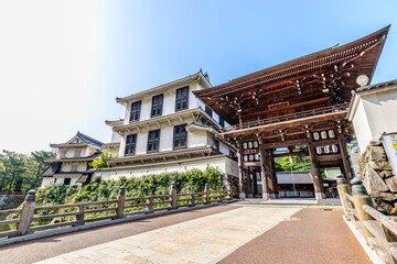 Fototapeta premium 初夏の小倉祇園八坂神社 楼門 福岡県北九州市 Early summer Kokura Gion Yasaka Shrine Fukuoka-ken Kitakyusyu city