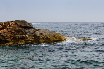 Fototapeta na wymiar Waves on the rocks