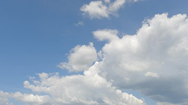 Fluffy puffy white cloud n dark gray thunder rain storm cloudscape on blue sky background before thunderstorm or hurricane in tropical summer or spring sunlight, 4k cinemagraphs b-roll TimeLapse