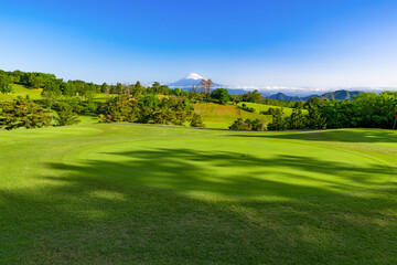 新緑の芝生の整ったゴルフ場