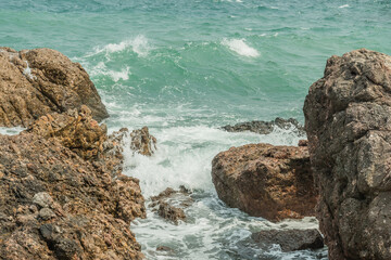 Fototapeta na wymiar Waves crashing on the rocks.