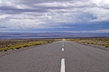 Estrada AR25 que atravessa a região da Patagônia - Argentina