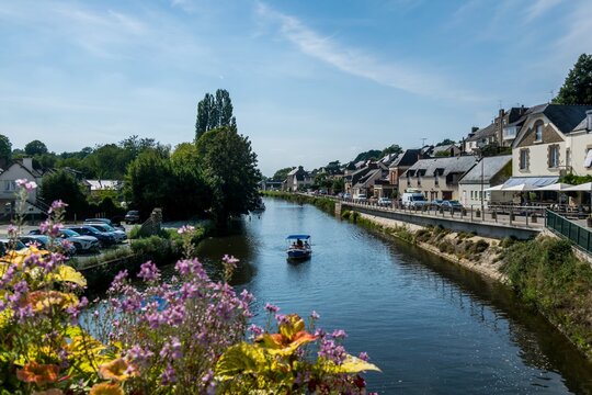 Josselin, cit&eacute; de caract&egrave;re et village fleuri, baign&eacute; par la rivi&egrave;re l'Oust, se situe dans la Morbihan en Bretagne.	