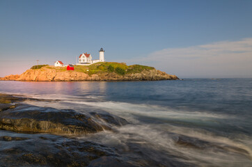 Fototapeta na wymiar Leuchtturm Cape Neddick Light, Nubble Light, im Morgenlicht, York, Maine, New England, USA, Nordamerika