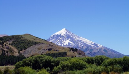 Paisagem do vulcão Lanín na fronteira da Argentina e do Chile © GracindoJr