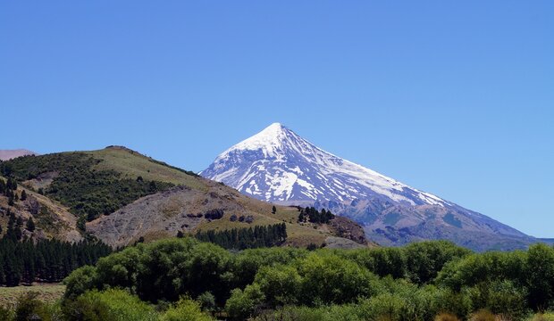 Paisagem do vulc&atilde;o Lan&iacute;n na fronteira da Argentina e do Chile