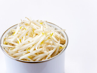 白いホーロー容器に入っているもやしのアップ