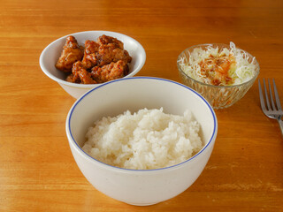 白米と鳥からあげとキャベツの千切り